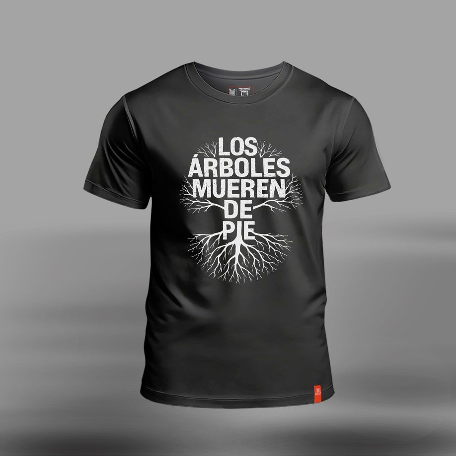 Remera negra Los Árboles Mueren de Pie, diseño grande al frente